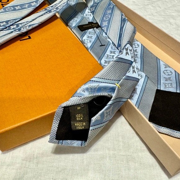 🎁PASTEL BEAUTY🎁🆕💯 ICONIC LOUIS VUITTON POWDER BLU LRG MONOGRAM STRIPES TIE🔥 - Picture 14 of 17